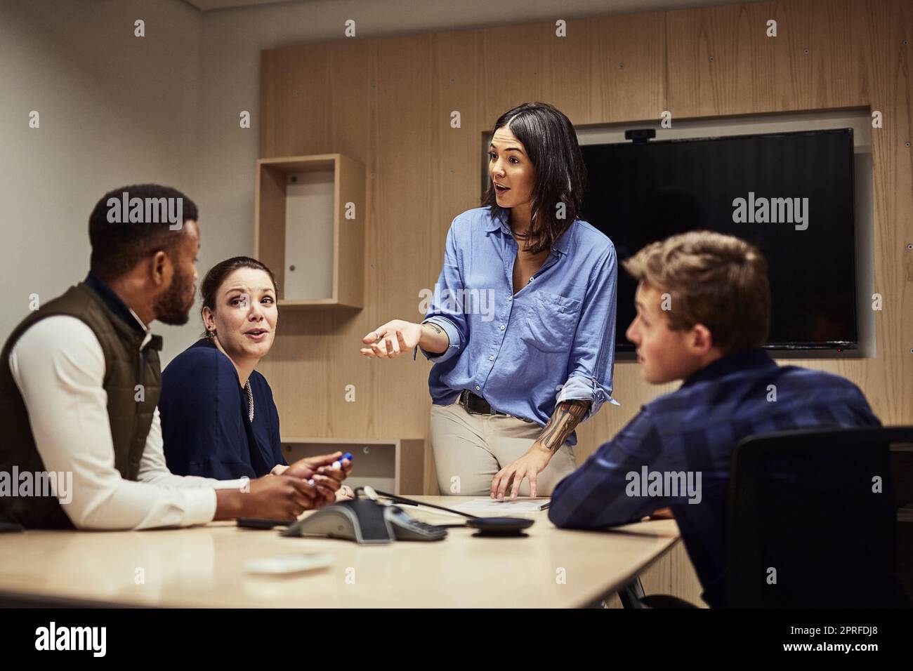 Wertvolle Beiträge aus dem Team. Eine Geschäftsfrau, die ihren Kollegen in einem Büro einen Vortrag gehalten hat. Stockfoto