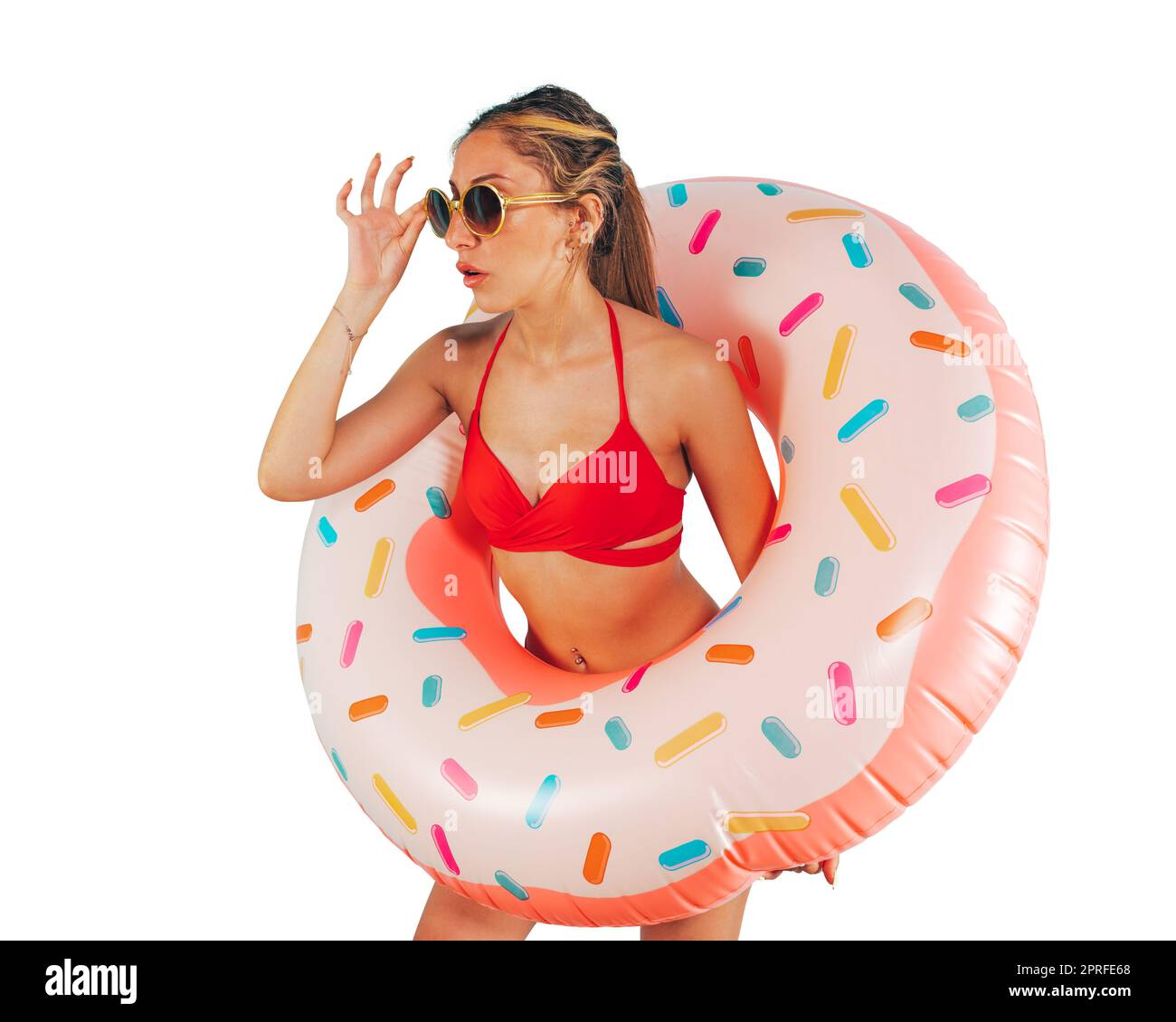 Staunende Frau verlässt einen aufblasbaren Donut Stockfoto