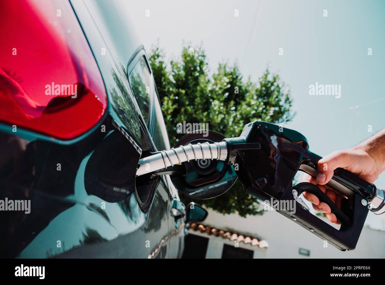 Die Kraftstoffpumpe füllt den Tank eines Autos in einer Station Stockfoto