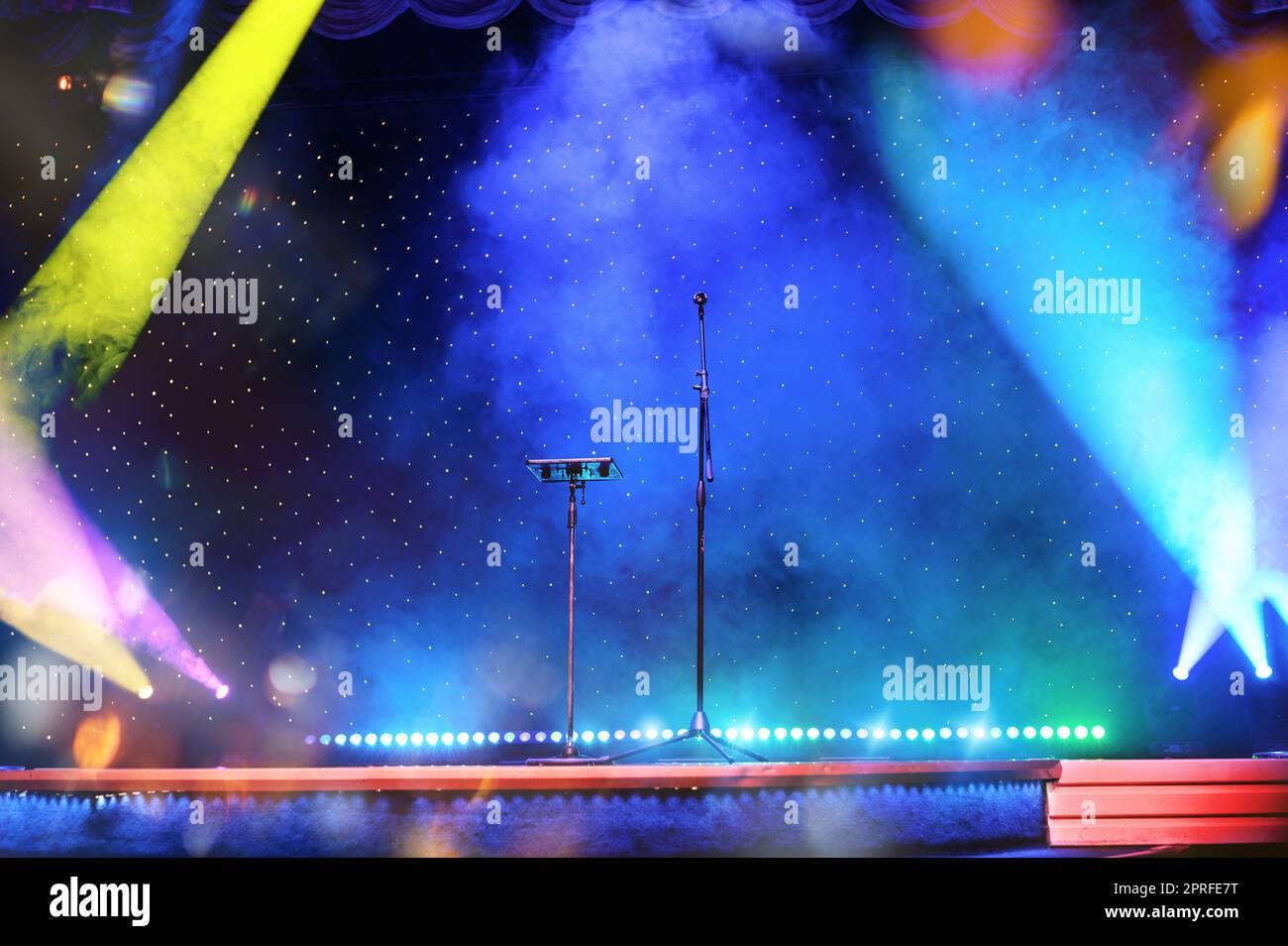 Elegante Theatershow mit farbigen Scheinwerfern und Mikrofon Stockfoto