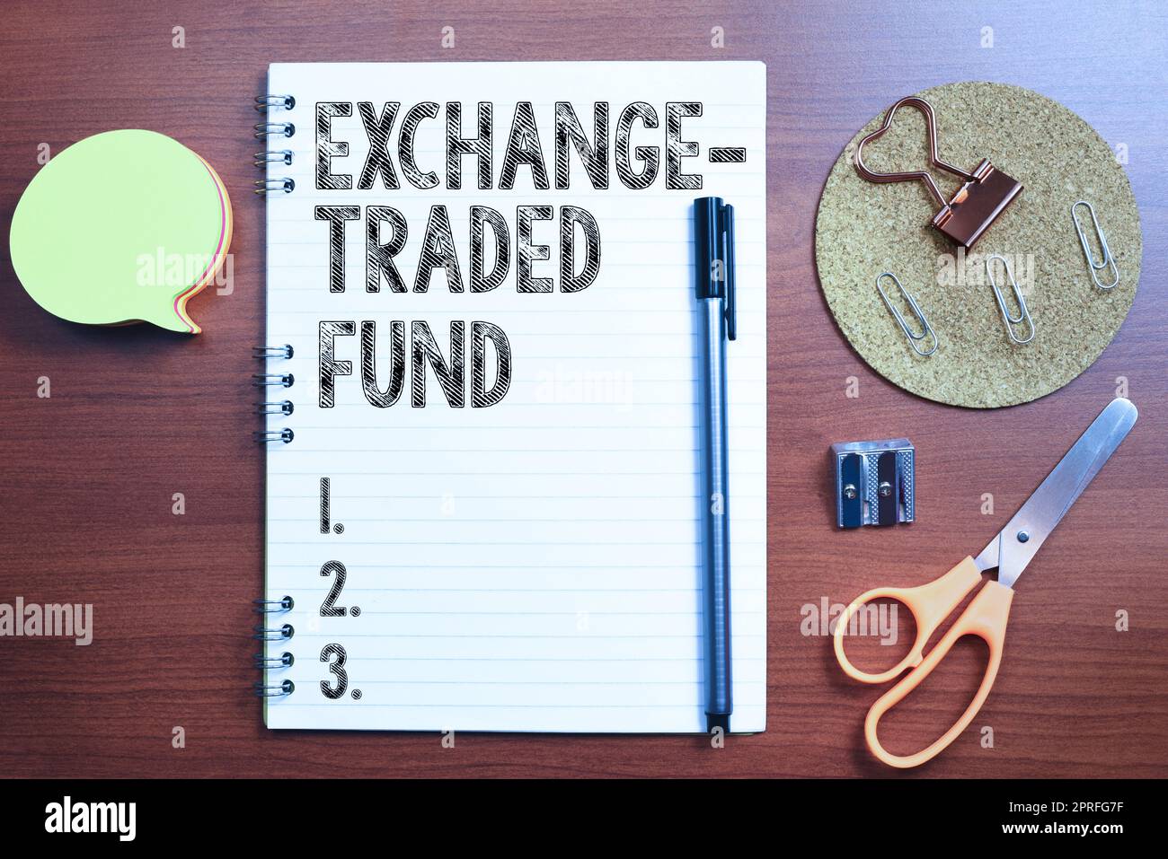 Texttitel für börsengehandelte Fonds. Geschäftsübersicht marktfähige Sicherheit, die einen Aktienindex erfasst, der Geschäftsmann auf das Sicherheitssymbol zum Schutz wichtiger Informationen drückt. Stockfoto