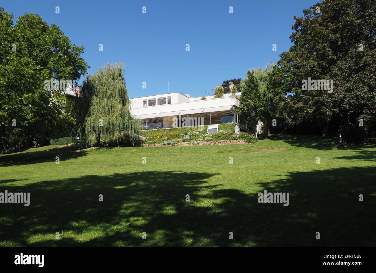 BRÜNN, TSCHECHISCHE REPUBLIK - CA. SEPTEMBER 2022: Modernistisches Haus der Villa Tugendhat, entworfen vom Architekten Ludwig Mies van der Rohe um 1929 Stockfoto