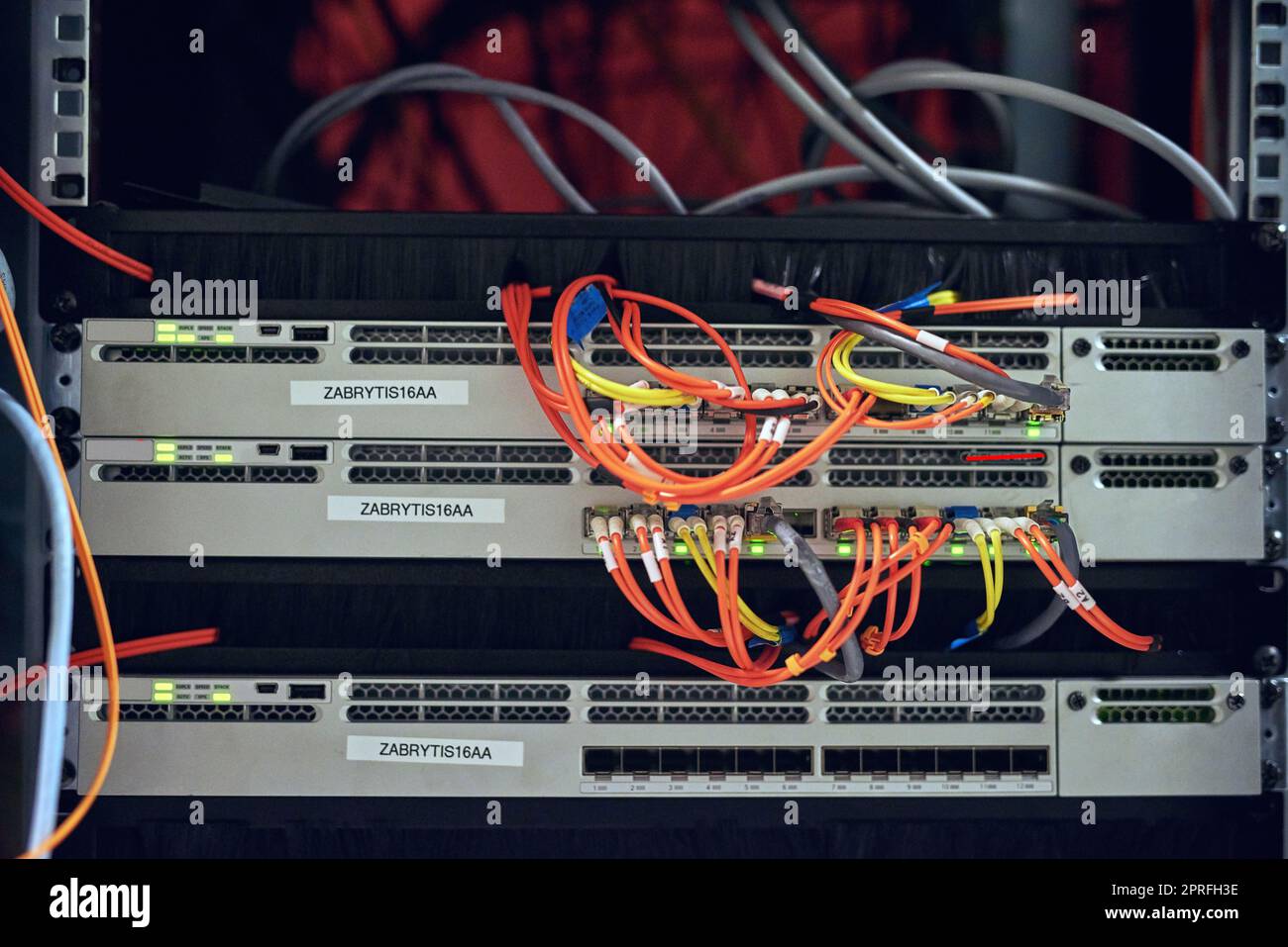 Computer haben auch Gehirne. Das Innere eines Computers mit all seinen Kabeln befindet sich in einem Serverraum. Stockfoto