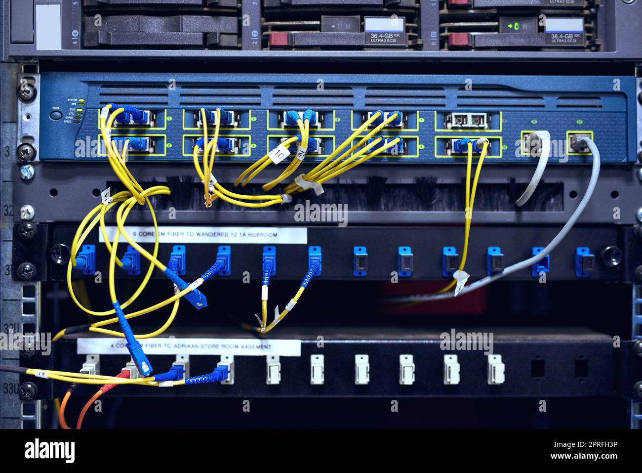 Das Innere eines Computers mit all seinen Kabeln befindet sich in einem Serverraum. Stockfoto