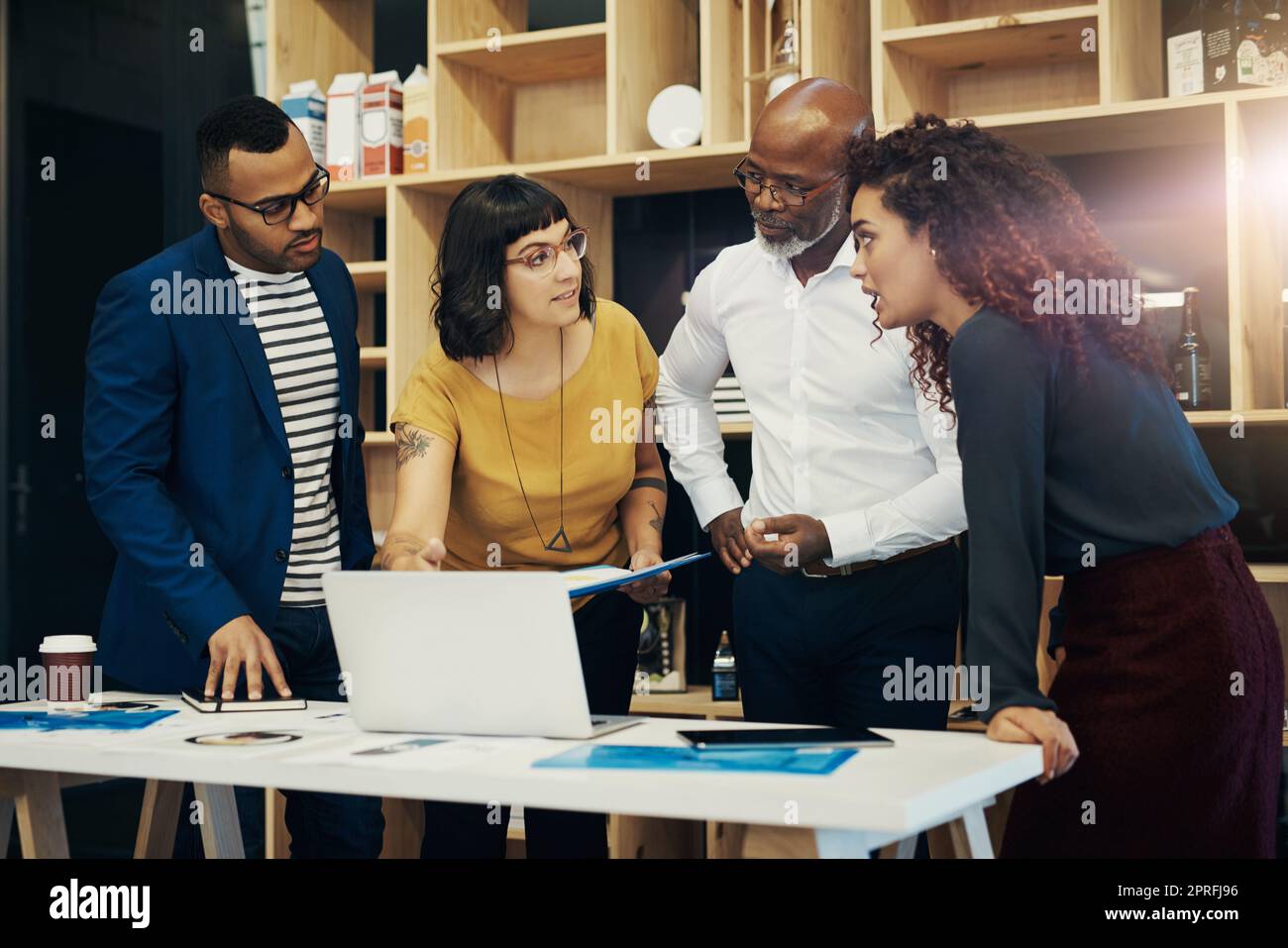 Crafting Marketing-Strategien. Eine Gruppe von Designern, die eine Diskussion in einem modernen Büro. Stockfoto