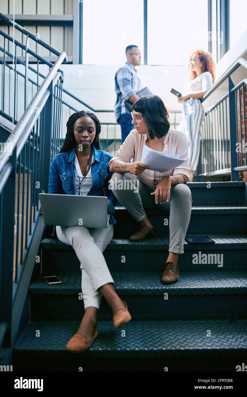 Kreativität trifft überall. Zwei Kollegen arbeiten in einem modernen Büro zusammen. Stockfoto