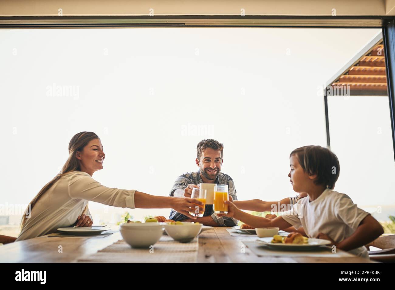 Der beste Start in den Tag ist mit der Familie. Eine Familie beim gemeinsamen Frühstück zu Hause. Stockfoto