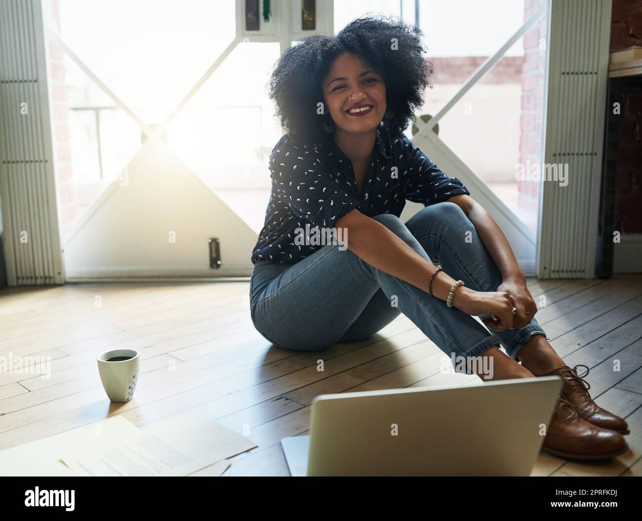 Eine kurze Pause, bevor sie wieder ins Geschäft geht. Eine junge Designerin, die in ihrem Büro arbeitet. Stockfoto