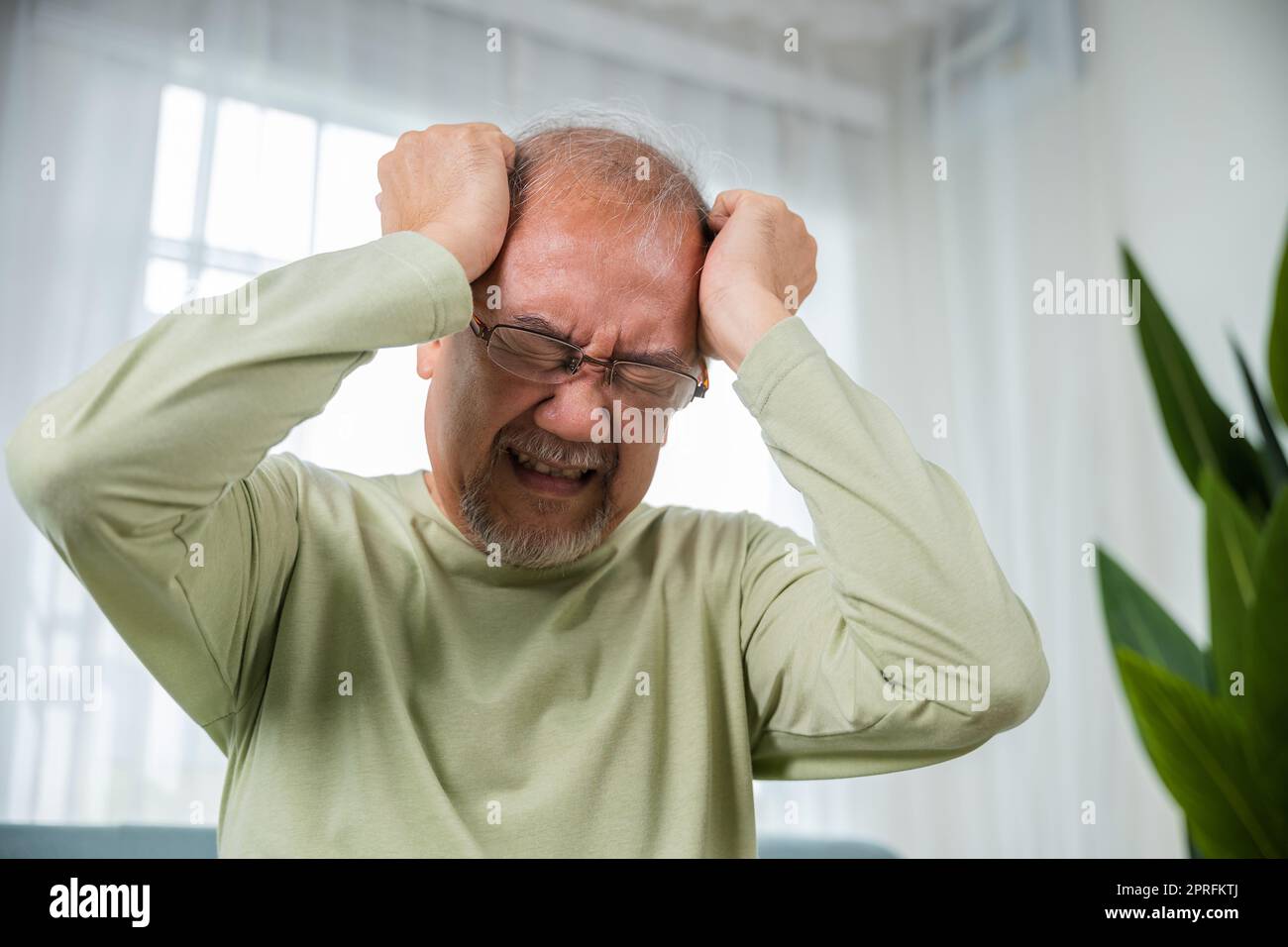 Kopfschmerzen. Nahaufnahme von älteren Menschen hält den Kopf mit der Hand, die an Migräne