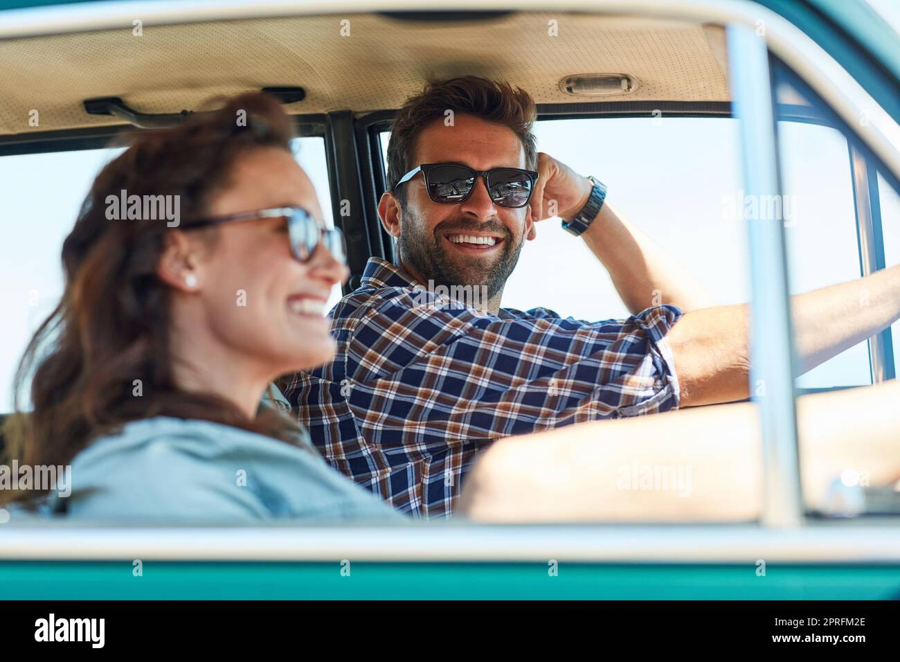 Es gibt nichts Besseres als einen Roadtrip mit ihr. Ein liebevolles Paar genießt eine sommerliche Roadtrip. Stockfoto