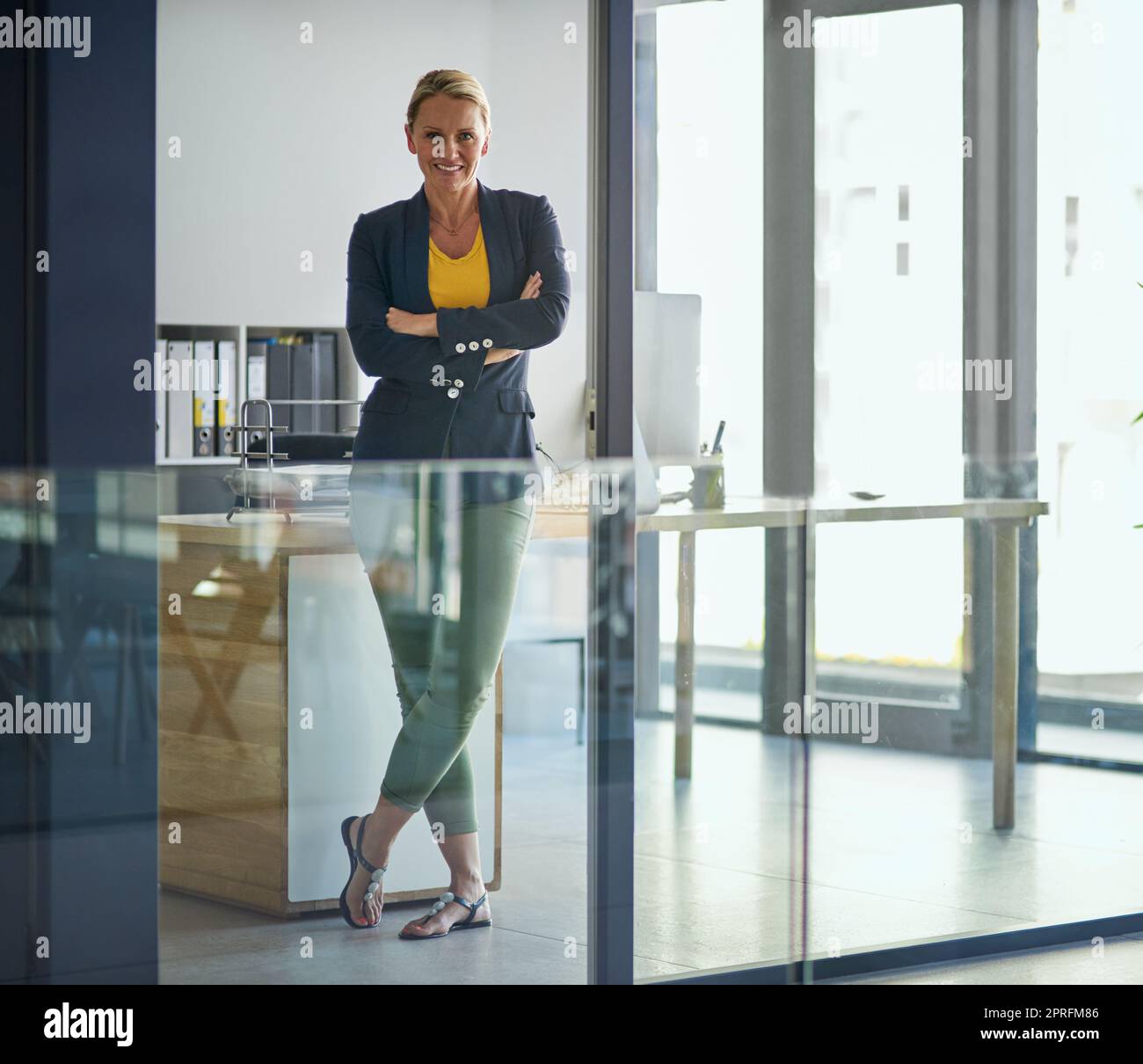 Selbstbewusst in ihrer Karriere. Porträt einer reifen Geschäftsfrau, die in einem Büro steht. Stockfoto