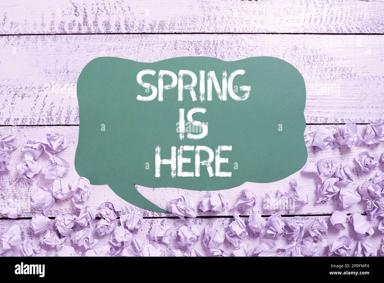 Die konzeptionelle Darstellung Spring ist da. Das Wort für nach der Wintersaison ist da. Genießen Sie die Natur, die Blumen, die Sonne Stockfoto