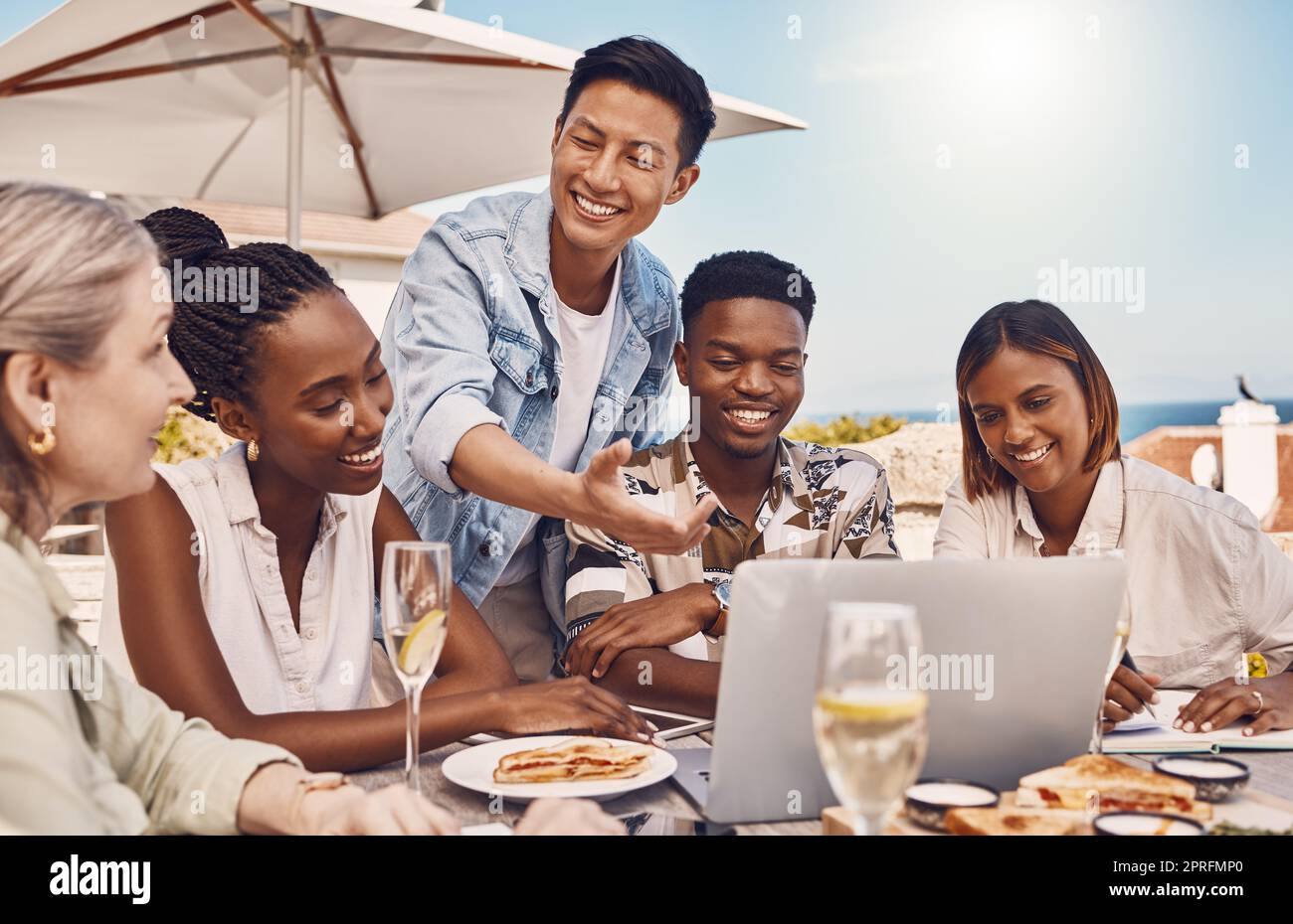 Geschäftsleute, Freunde oder Mitarbeiter planen, Strategien oder Teamwork-Meetings während des Mittagessens im Restaurant. Vielfalt, Zusammenarbeit und Zusammenarbeit im kreativen und innovativen Ideenteam von Mitarbeitern Stockfoto