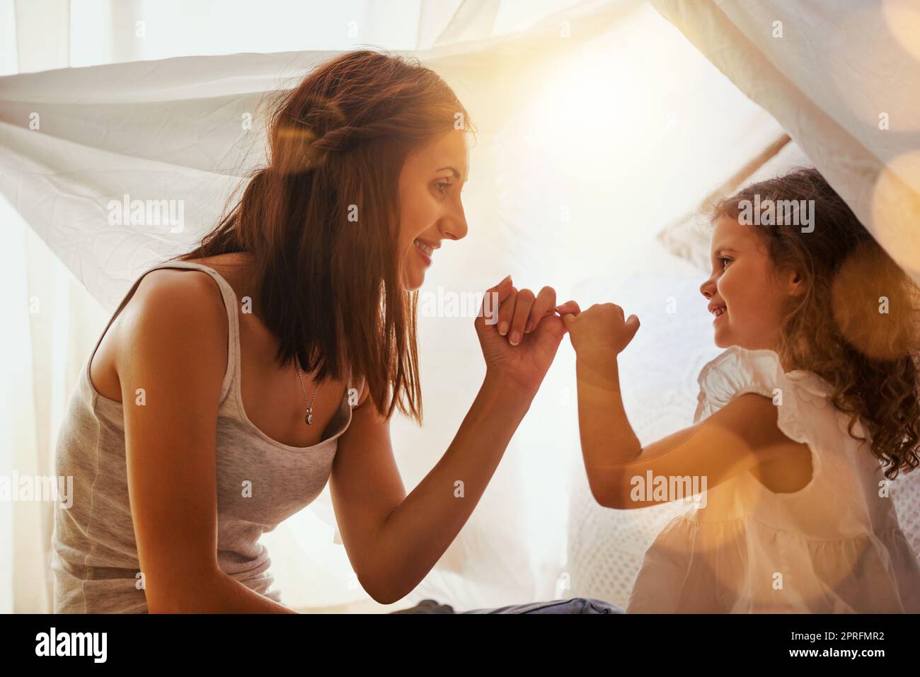 Ich schwöre auf meine Liebe. Eine Mutter und eine Tochter kommen zusammen und schwören sich als Versprechen zueinander. Stockfoto