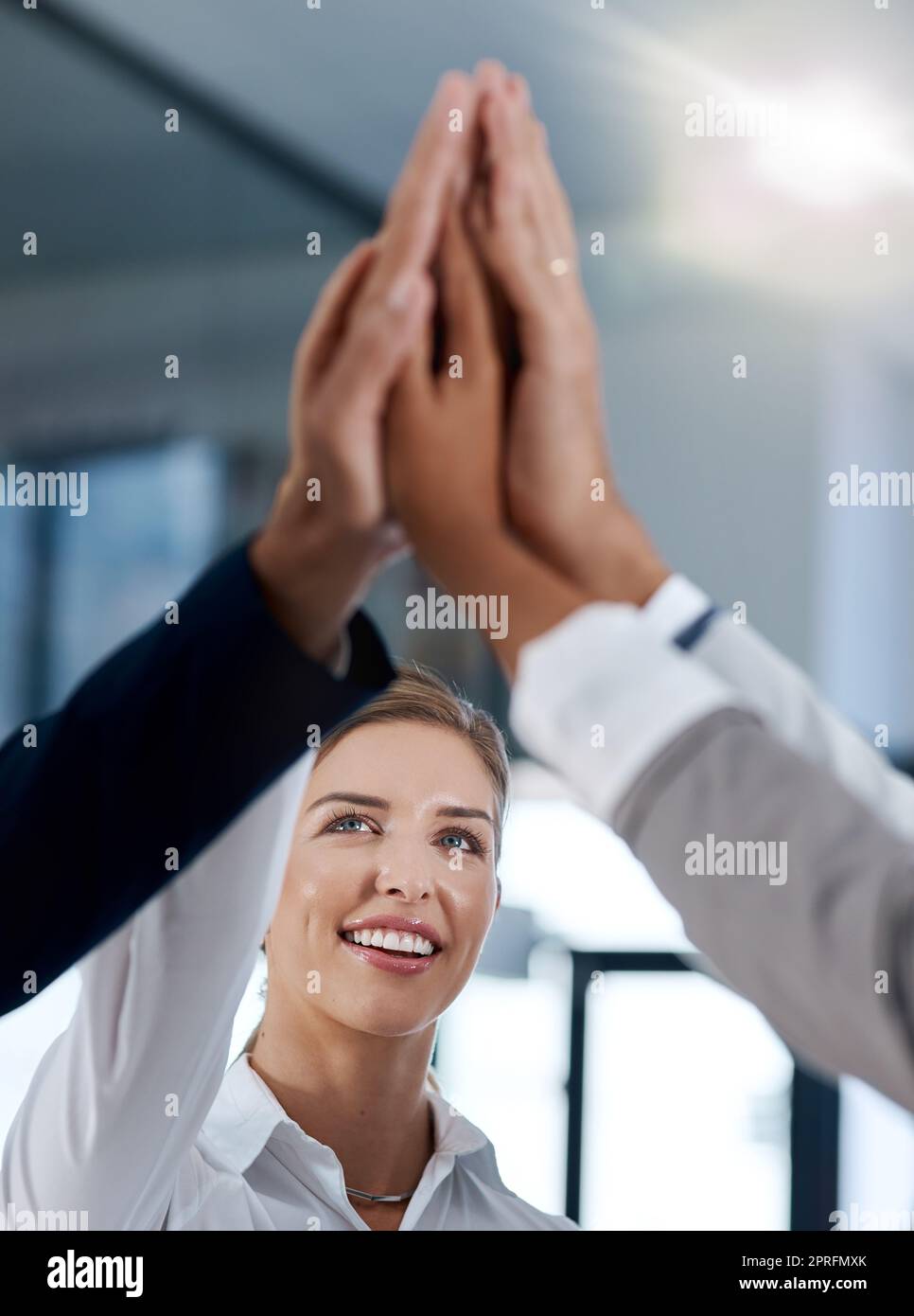Heres to future success. Motivierte Arbeitskollegen lächeln und feiern mit einem High Five. Stockfoto