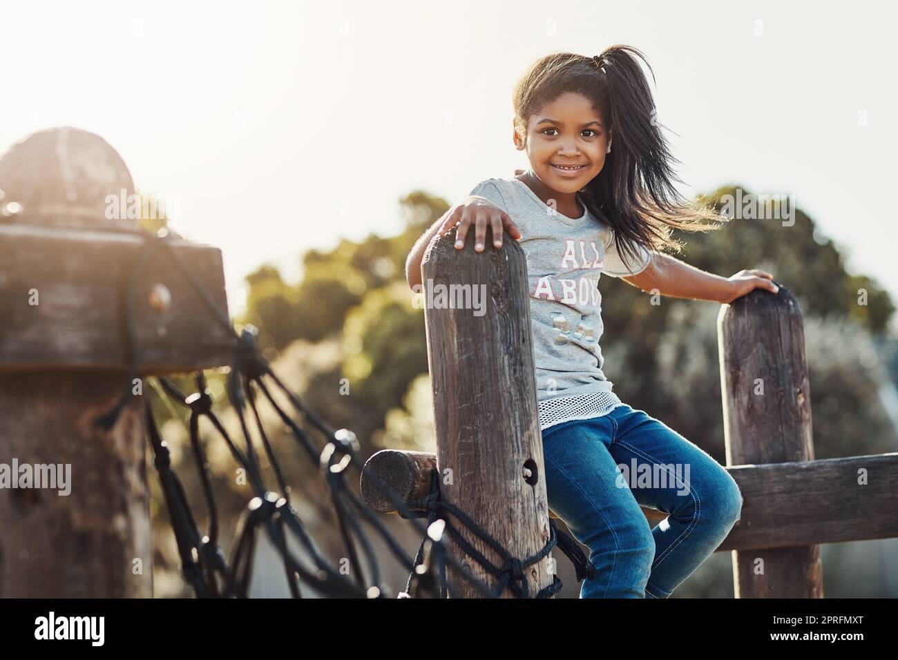 Die Unschuld und Glückseligkeit der Kindheit. Beschnittenes Porträt eines entzückenden kleinen Mädchens, das einige Zeit im Freien genießt. Stockfoto