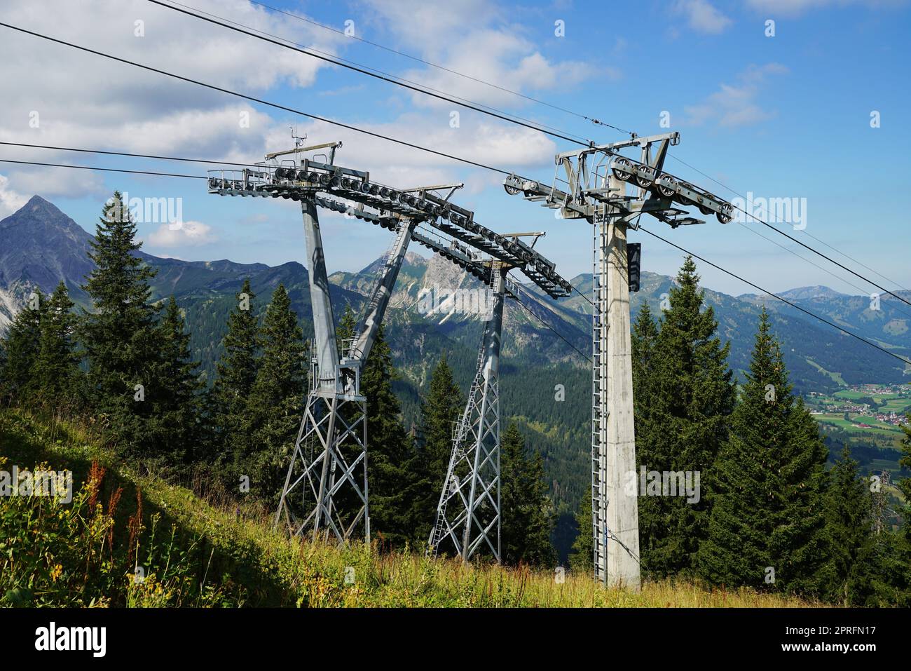 Seilbahn in den Tiroler Alpen im Sommer Stockfoto
