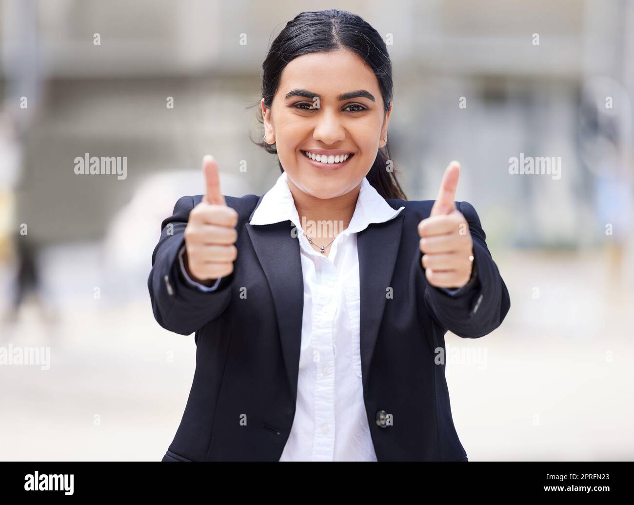 Daumen hoch Emoji für Motivation und Erfolg und danke für Ihre Unterstützung in der Stadt. Portrait einer glücklichen, lächelnden und aufgeregten Geschäftsfrau, Gewinnerin und Arbeiterin mit Ziel, ja stimmen und Vertrauen für gute Nachrichten Stockfoto