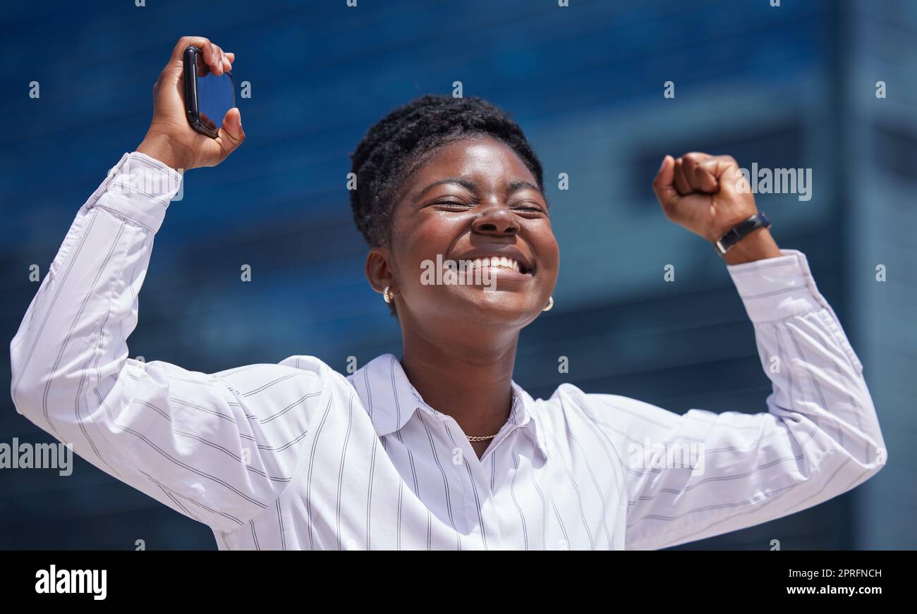 Sieger, Feier und schwarze Frau im Geschäft, die glücklich ist, nachdem sie im Sommer draußen eine Firmenleistung gewonnen hat. Junge afrikanische Arbeitnehmerin begeistert, lächelt und stellt nach erfolgreicher Beförderung ein Stockfoto