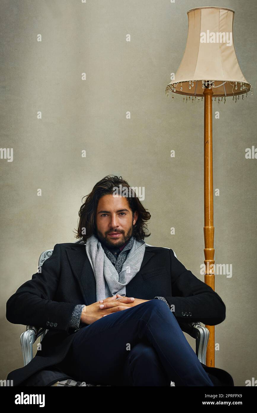 Herren gehen nie aus der Mode. Porträt eines stilvoll gekleideten Mannes, der im Studio auf einem Stuhl sitzt. Stockfoto