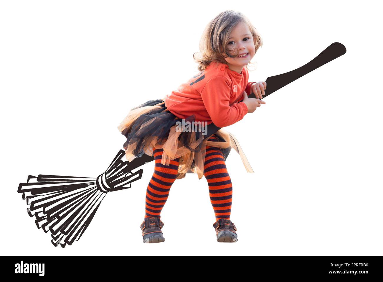 Niedliches kleines lächelndes Mädchen 2-3 in orange und schwarz Halloween Hexenkostüm sitzt auf bemaltem Besen isoliert auf weißem Hintergrund. Kinderurlaub Stockfoto