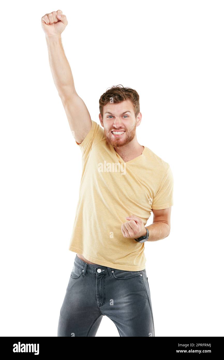 Für den Sieg. Studioporträt eines jungen Mannes, der triumphierend vor weißem Hintergrund in die Luft stanzt. Stockfoto