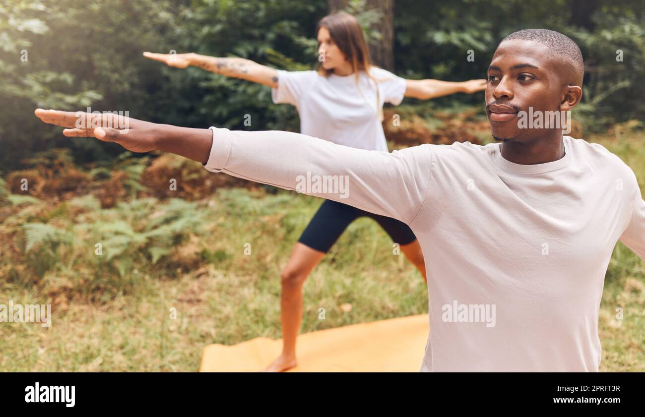 Paare, Natur und Yoga von Mann und Frau im Training für Geist, Körper und Geist im Freien. Interrassistische Fitness-Menschen gehen bei entspannenden Übungen, Dehnübungen und einem ausgewogenen Lebensstil zusammen. Stockfoto