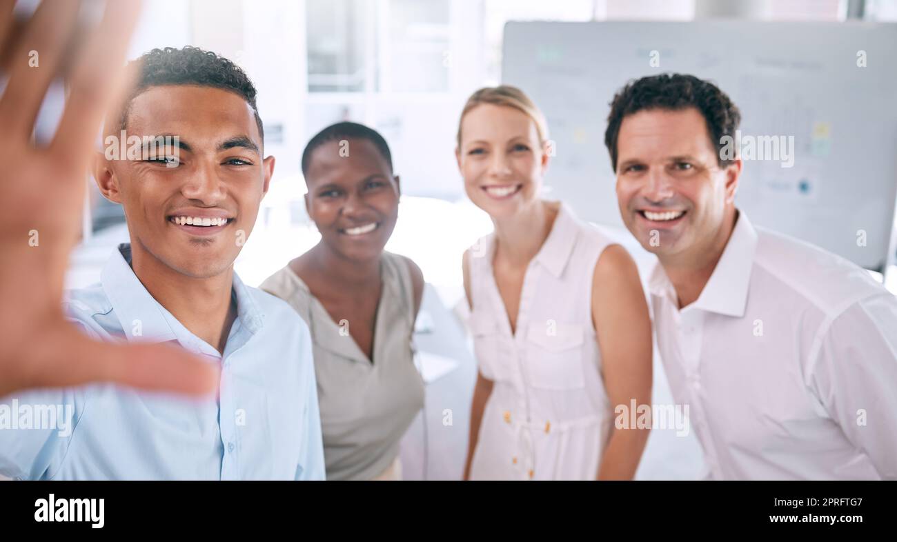 Geschäftsfreunde, Selfie und Vielfalt bei Geschäftstreffen mit Unity und zufriedenen Mitarbeitern. Vertrauen, Solidarität und professionelles Unternehmensbüro mit inklusiven Kollegen und Mitarbeitern. Stockfoto