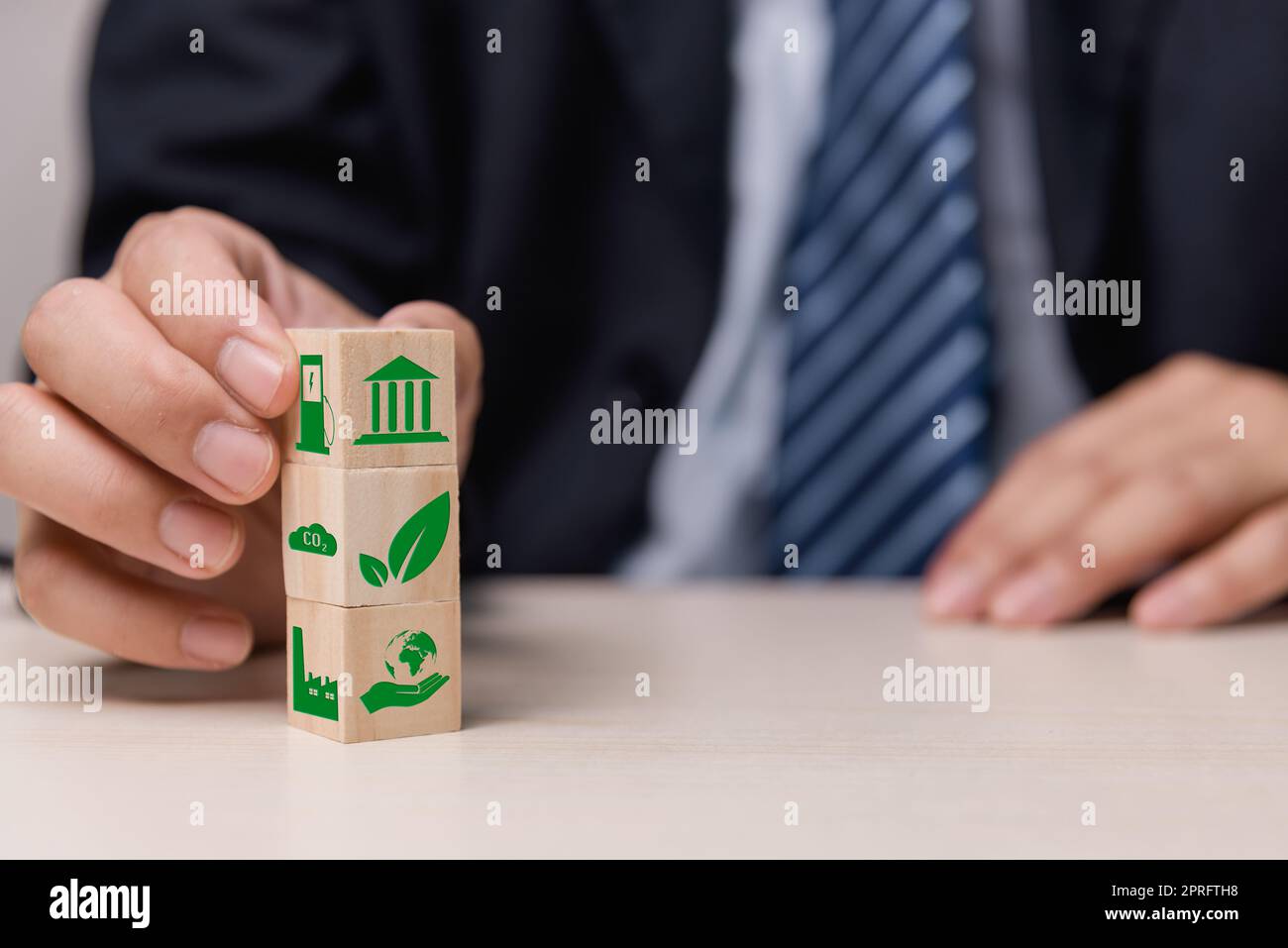 Holzwürfelblock ESG Umwelt Soziales und Governance Öko-Konzept der nachhaltigen Entwicklung der Organisation. Investition und Management der Umweltverschmutzung zur Verringerung der globalen Erwärmung. Stockfoto