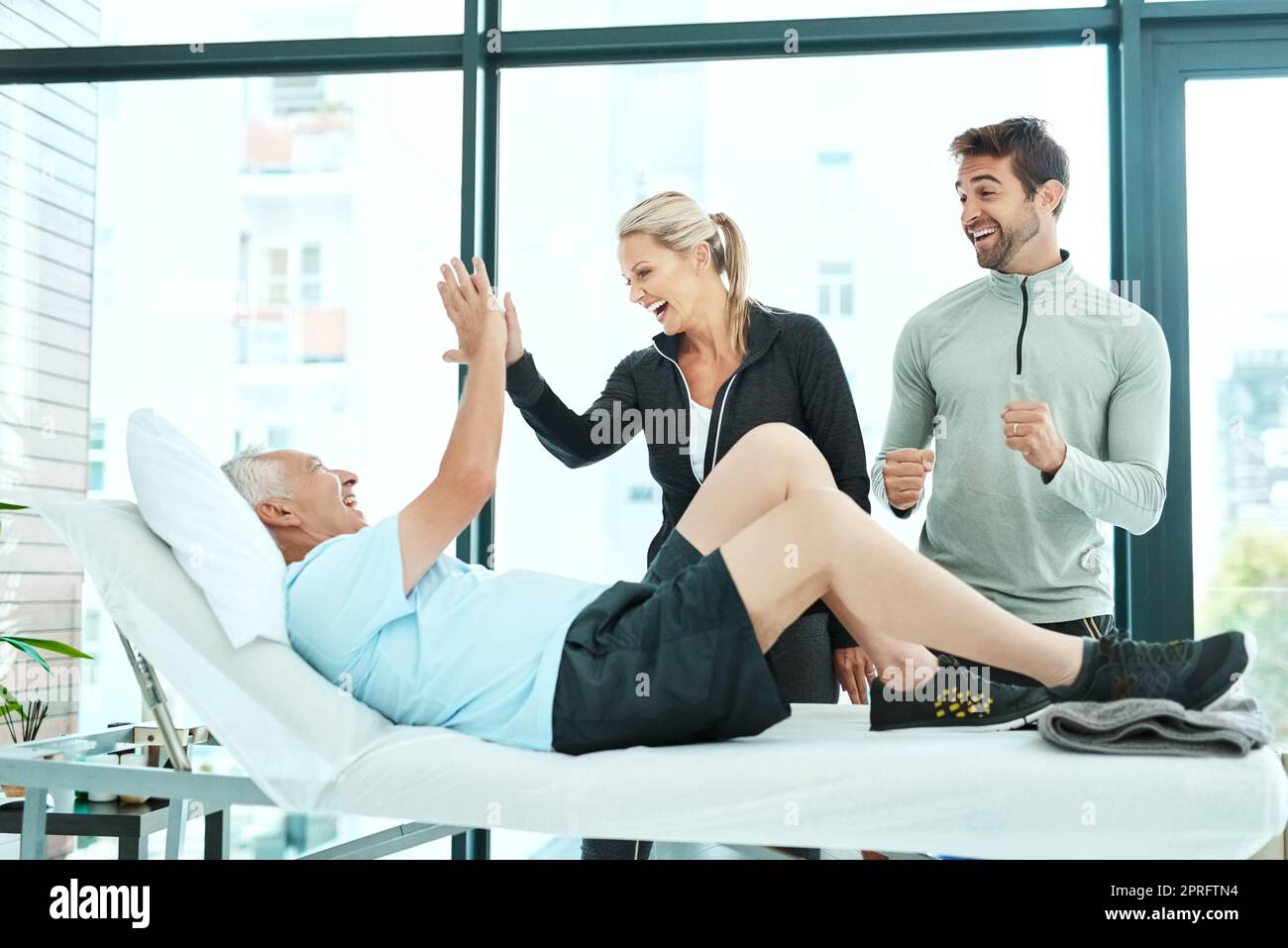 Hes fühlt sich schon besser. Ein älterer Mann geht für Physiotherapie. Stockfoto