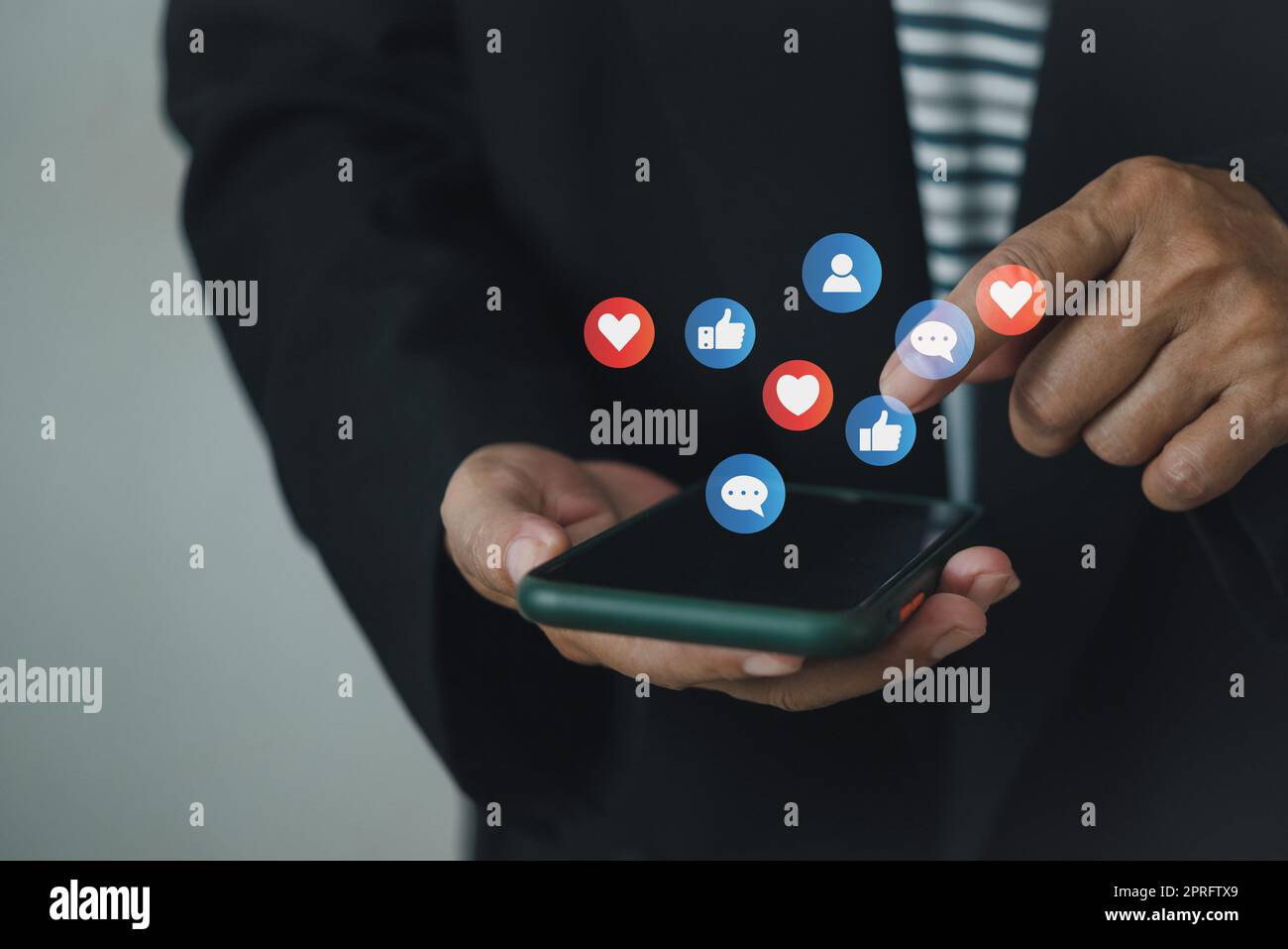 Social Media Geschäftskonzept und Marketing Online-Technologie digitales Netzwerk Internet Symbol Nachricht Verbindung auf dem Smartphone. Stockfoto