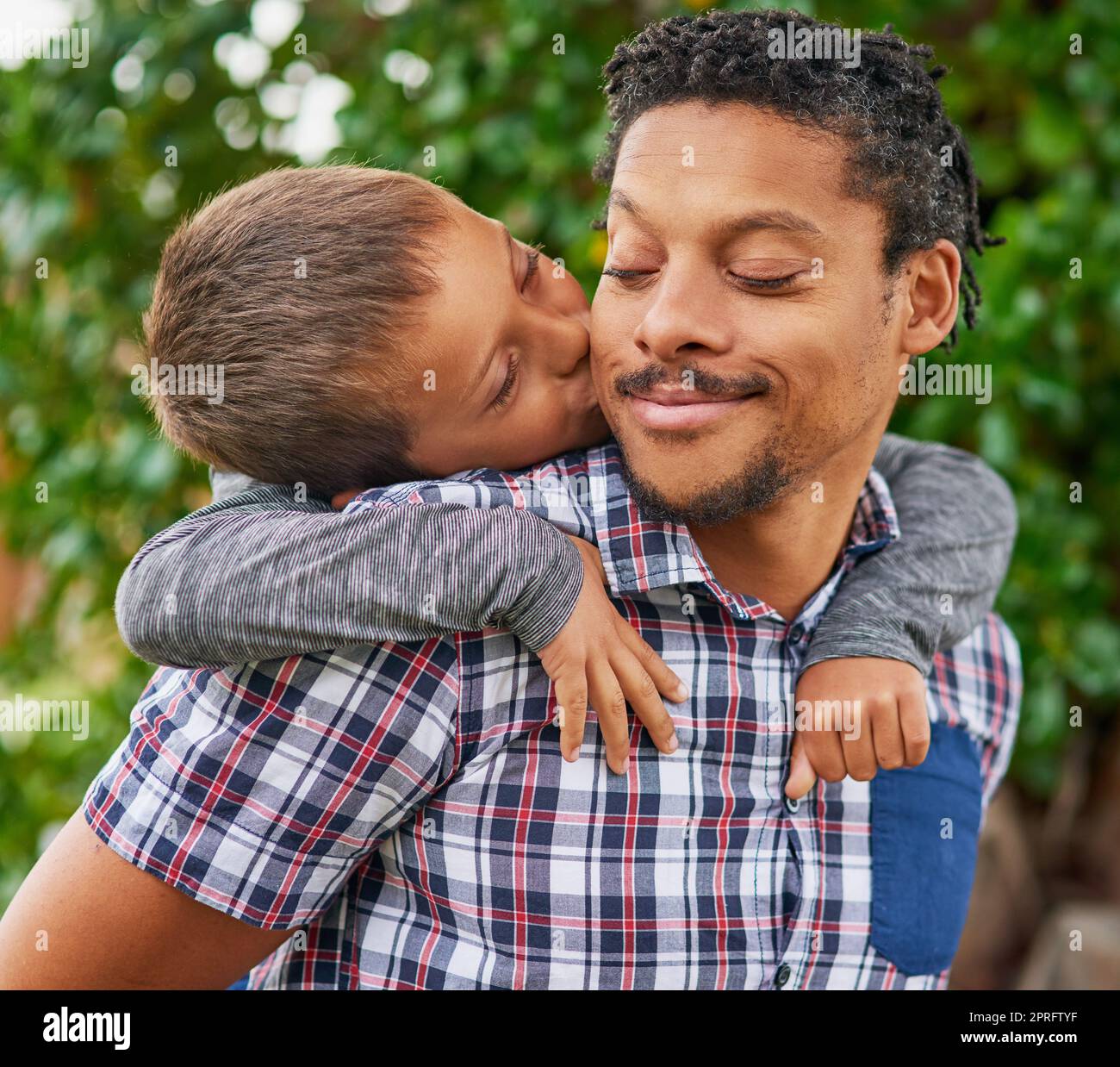 Bewahren Sie diese Momente für immer. Ein Vater und ein Sohn genießen einen Tag draußen zusammen. Stockfoto