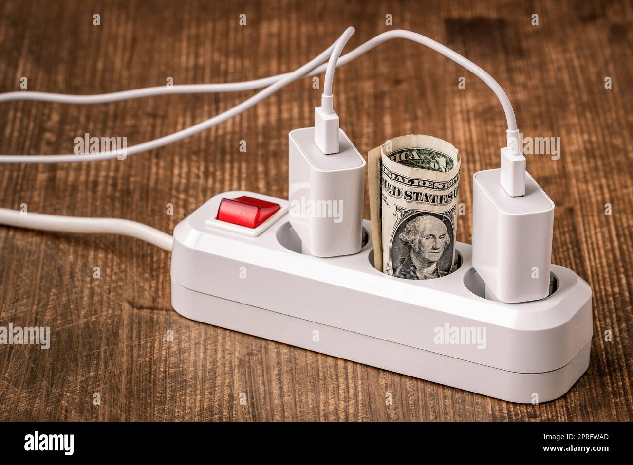 Elektrisches Verlängerungskabel und Geld Stockfoto