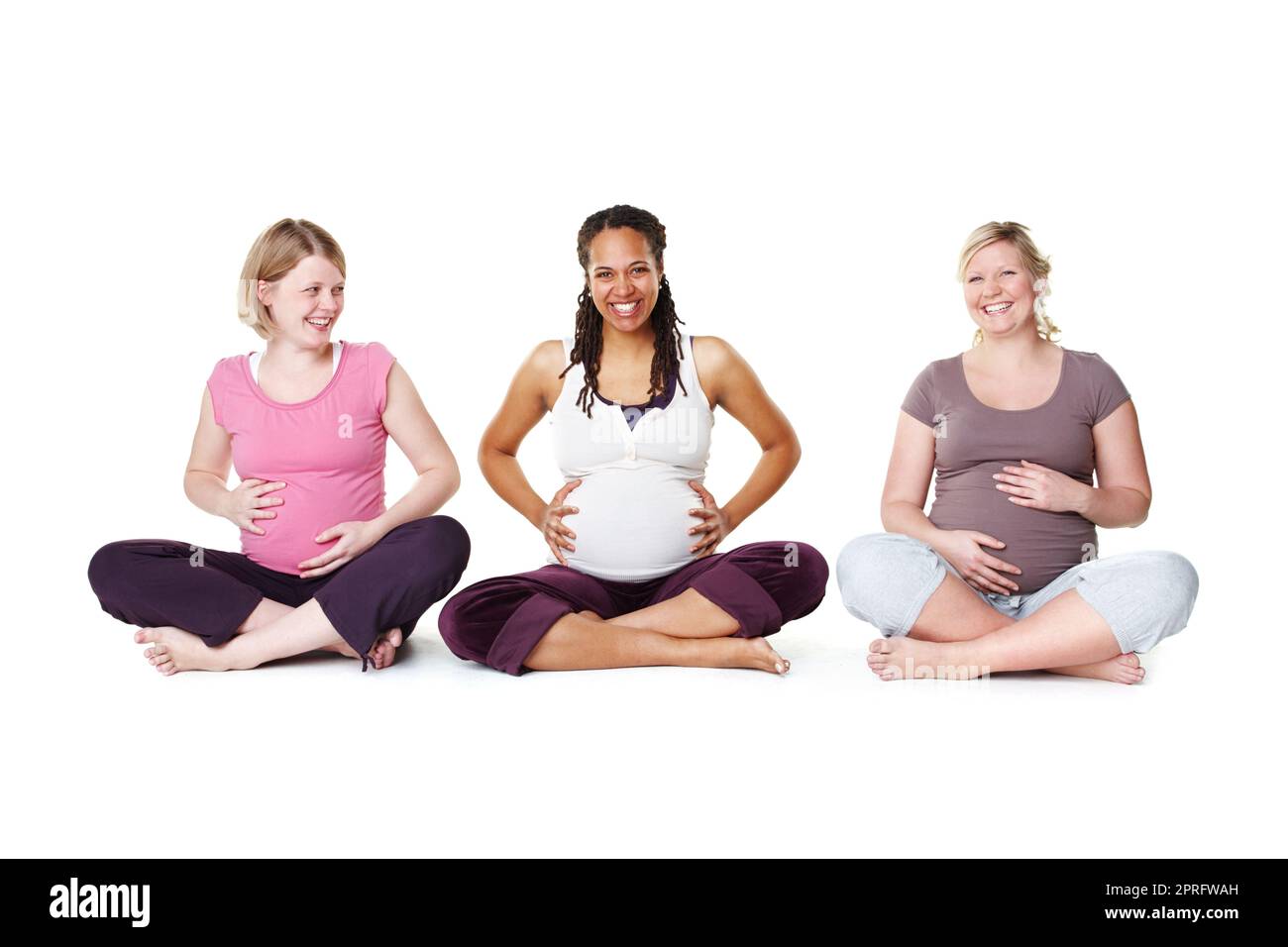 Schwangere Frauen oder Freunde bereit für Yoga, Pilates oder Geburtstagskurs für Hilfe, Unterstützung und Gemeinschaft oder Wellness. Glückliche Mutter mit Lächeln und Hoffnung auf das Wachstum des Lebens, auf dem Boden mit weißem Hintergrund Stockfoto