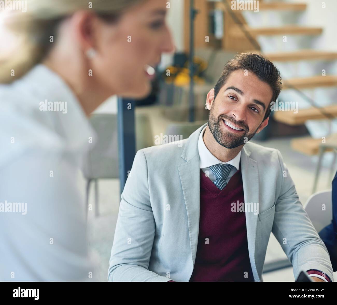 HES hat viele einflussreiche Kollegen zum Aufschauen bekommen. Ein Geschäftsmann in einem Vorstandsgespräch mit seinen Kollegen. Stockfoto