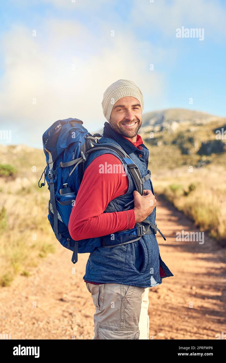 Dieser Weg wird sich nicht selbst erkunden. Porträt eines glücklichen Wanderers auf einem Bergwanderweg auf eigene Faust. Stockfoto