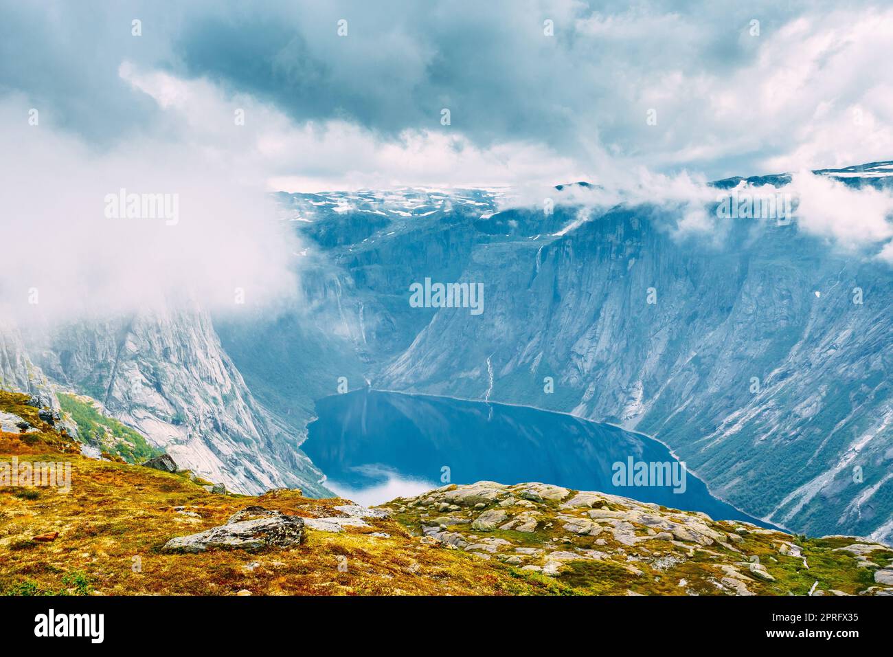 Wolken, Blauer Himmel Über Den Norwegischen Bergen Und Seenlandschaft. Natur Norwegens Stockfoto