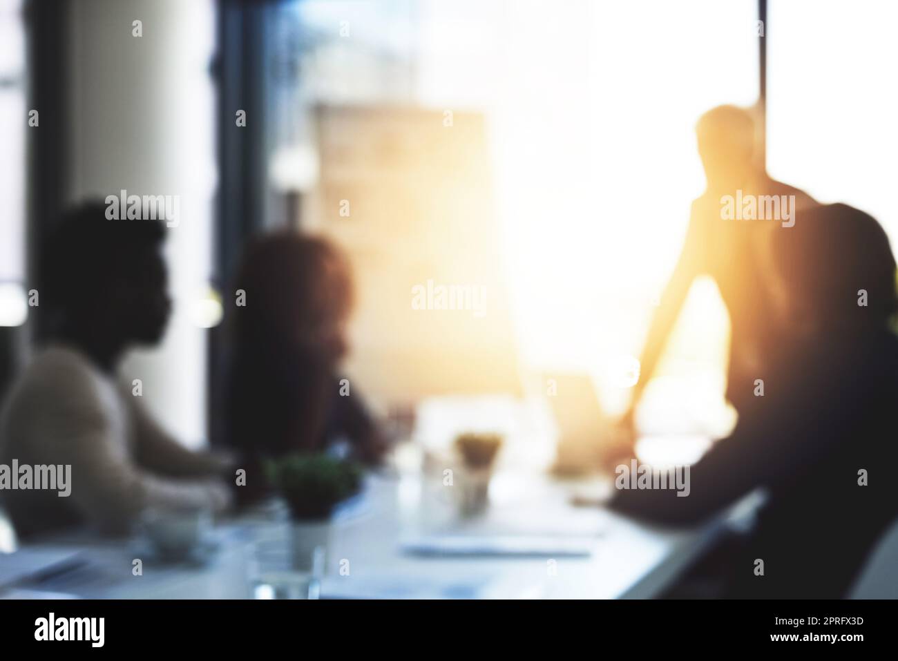 Lange Tage im Sitzungssaal. Ein Geschäftsmann, der seinen Kollegen in einem Sitzungssaal eine Präsentation gibt. Stockfoto