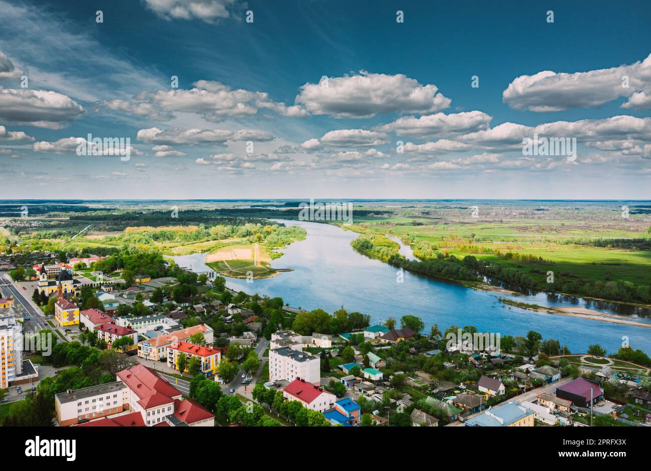 Rechyza, Weißrussland. Luftaufnahme Von Wohnhäusern Skyline Stadtbild Im Sommer Tag. Draufsicht. Drohnenansicht. Vogelperspektive. Stockfoto
