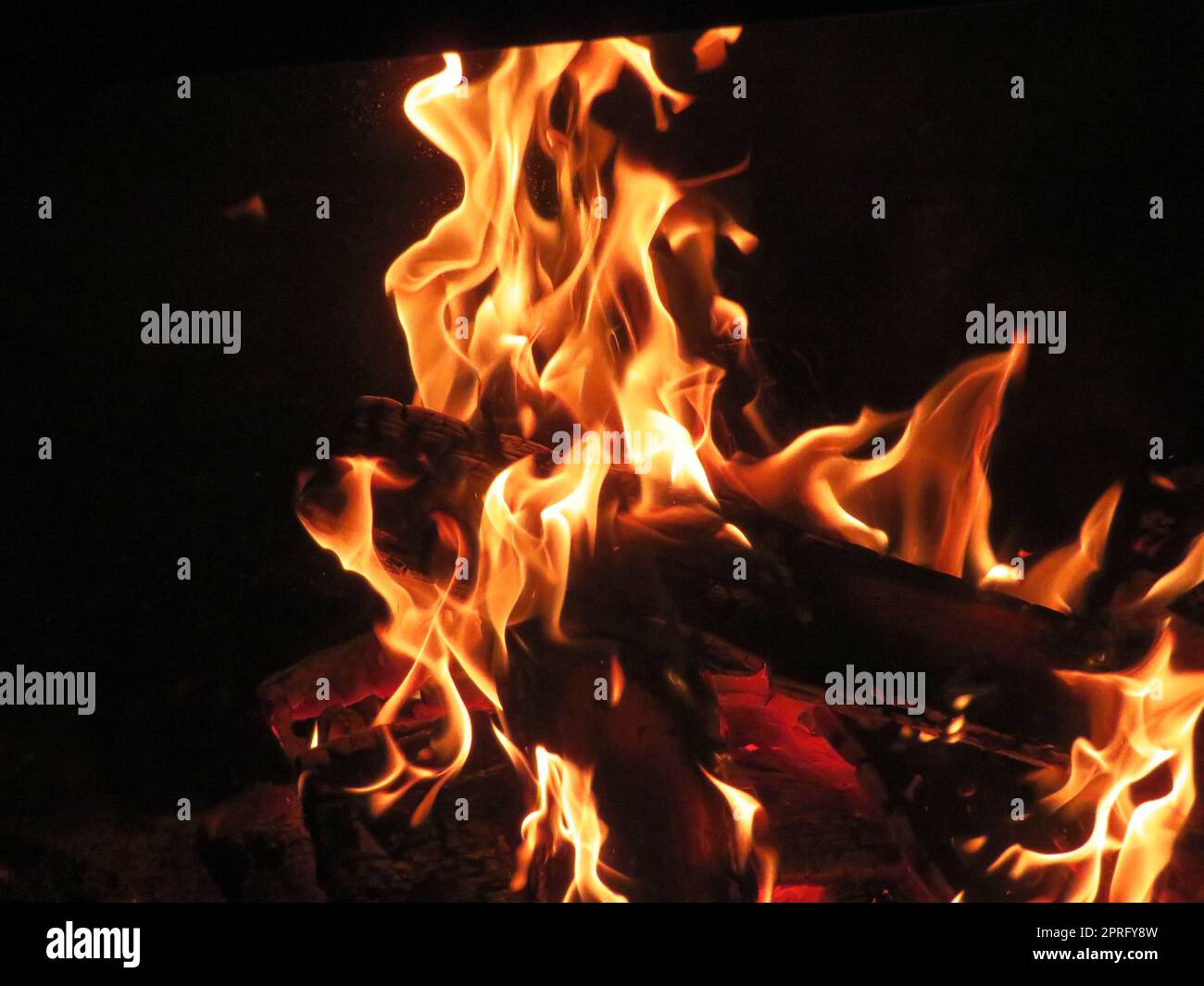 Lagerfeuer Hitze heiße Flamme brennen glühende Holz Kamin Asche Stockfoto