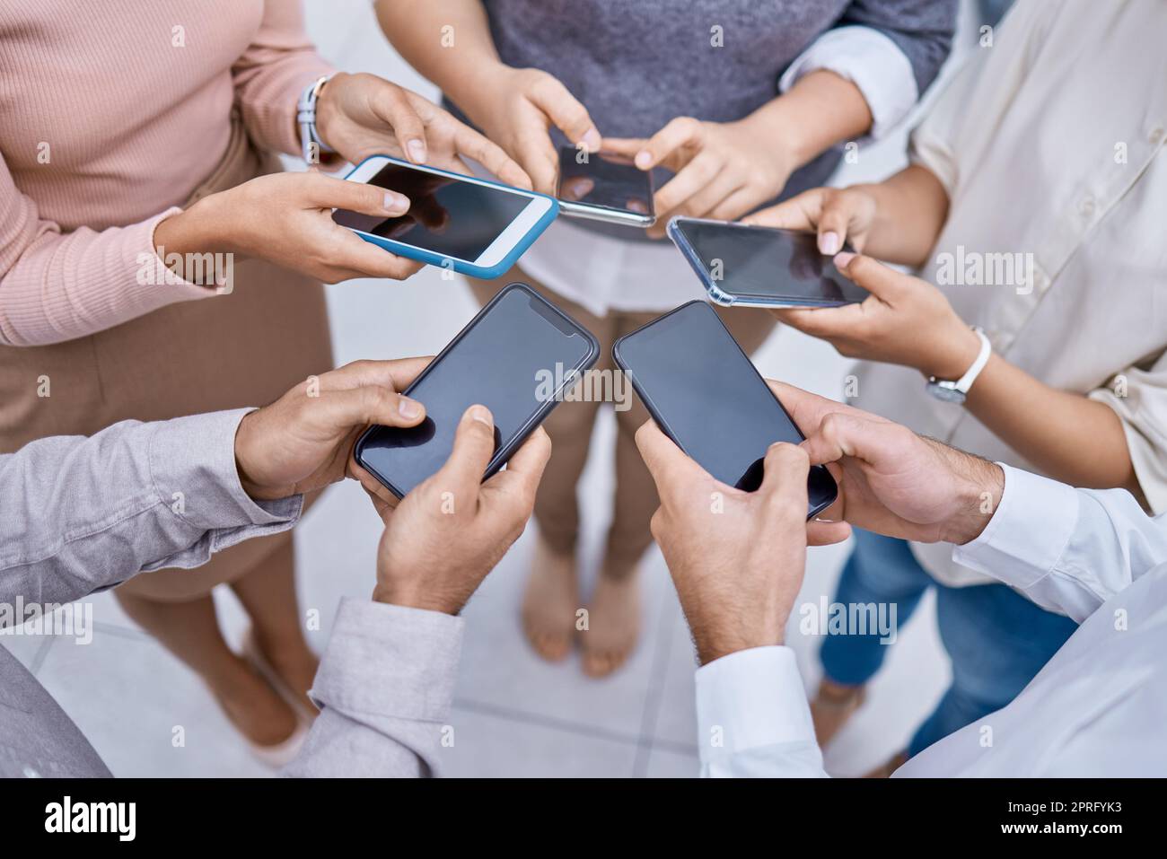 Globale Netzwerk- und Werbetechnologie 5G-Technologie durch gemeinsame Nutzung von Telefonkontakt und Online-Kommunikation. Digitale Teamzusammenarbeit bei Online-Marketing, Planung und Brainstorming Teamwork Stockfoto