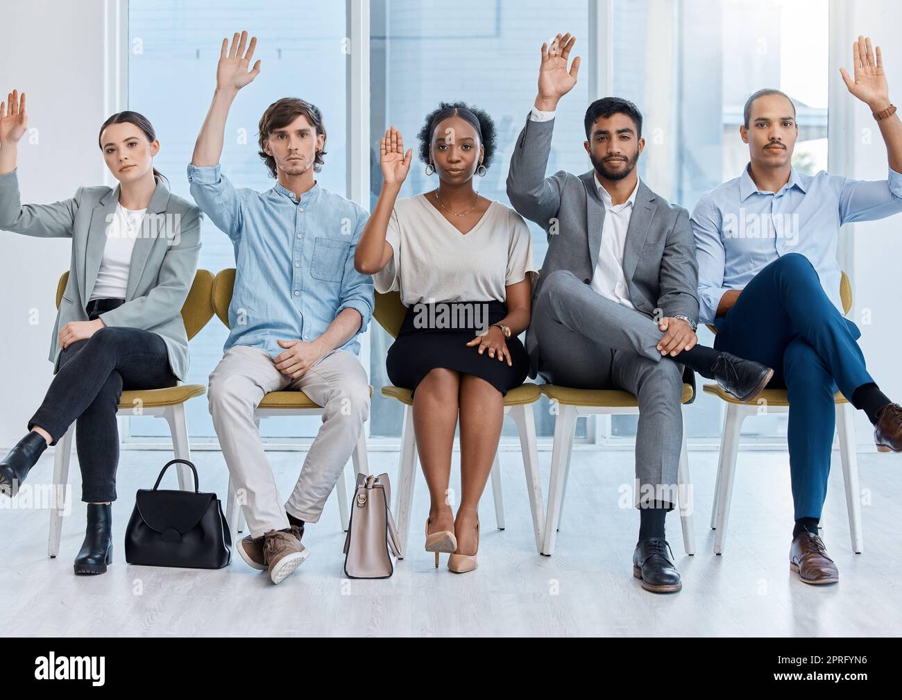 Hände von Geschäftsleuten, die bei Seminarkonferenzen am Arbeitsplatz Fragen stellen, für Strategie und Lösung von Problemen bei Meetings im Unternehmen stimmen. Porträt von Mitarbeitern im Unternehmen in Zusammenarbeit als Team Stockfoto