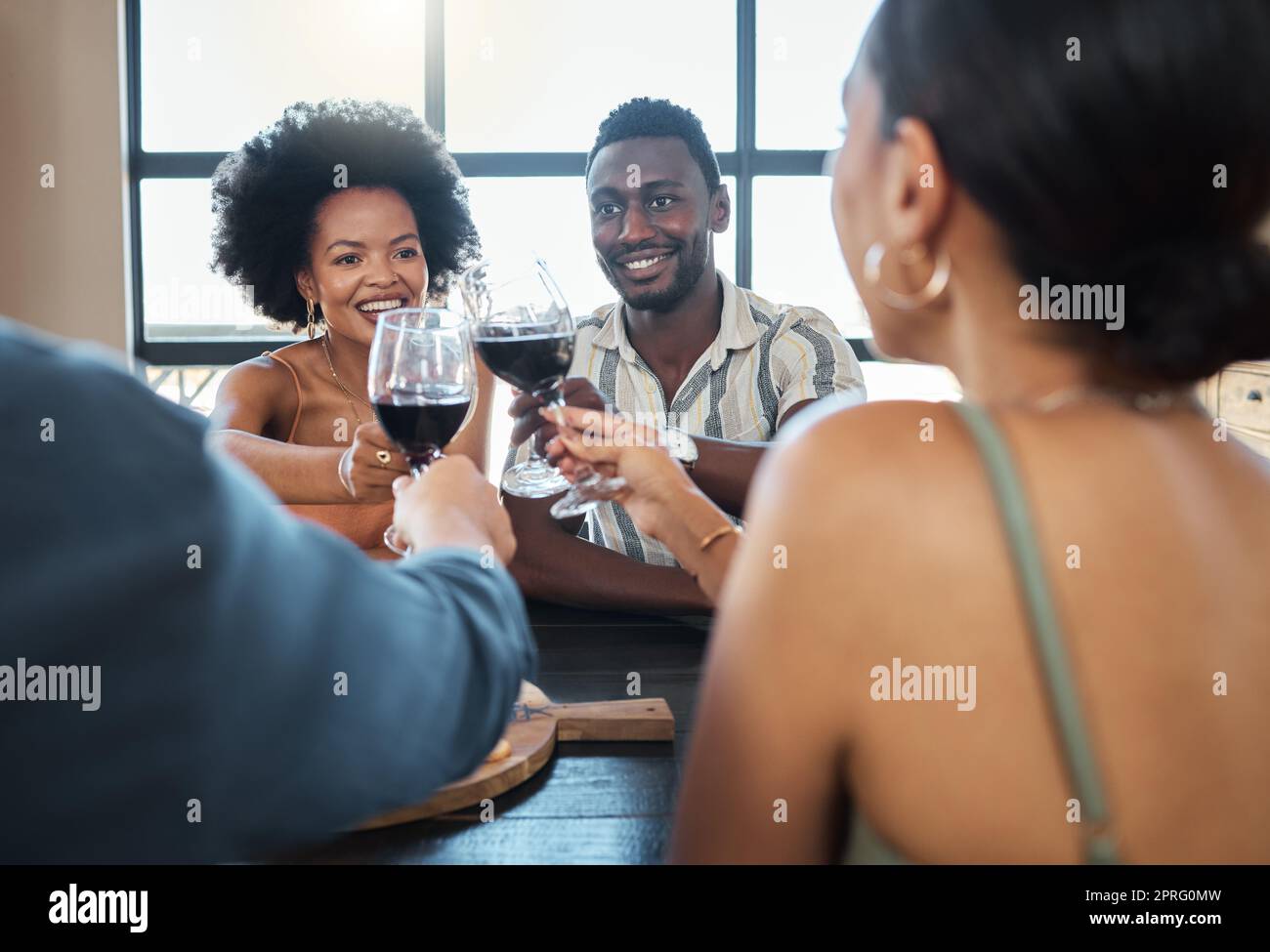 Freunde, Wein und Essen von Paaren, die zusammen zu Abend essen oder ein Doppeldate haben, Wein in einem Restaurant trinken. Romantische Gruppe in einem Restaurant, die Spaß hat und ein Mittagessen zur Feier ihrer Liebe genießt. Stockfoto