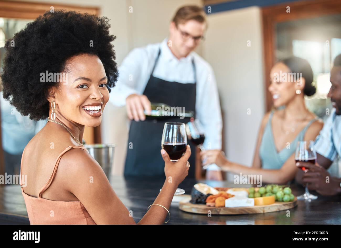 Lächeln, Luxus- und Weinproben mit Frau und feines Essen auf dem Weinberg oder im Restaurant Hotelurlaub mit Freunden. Entspannen Sie sich, verbringen Sie Urlaub und genießen Sie mit einer Gruppe von Personen auf einer Weingüter-Farm Stockfoto