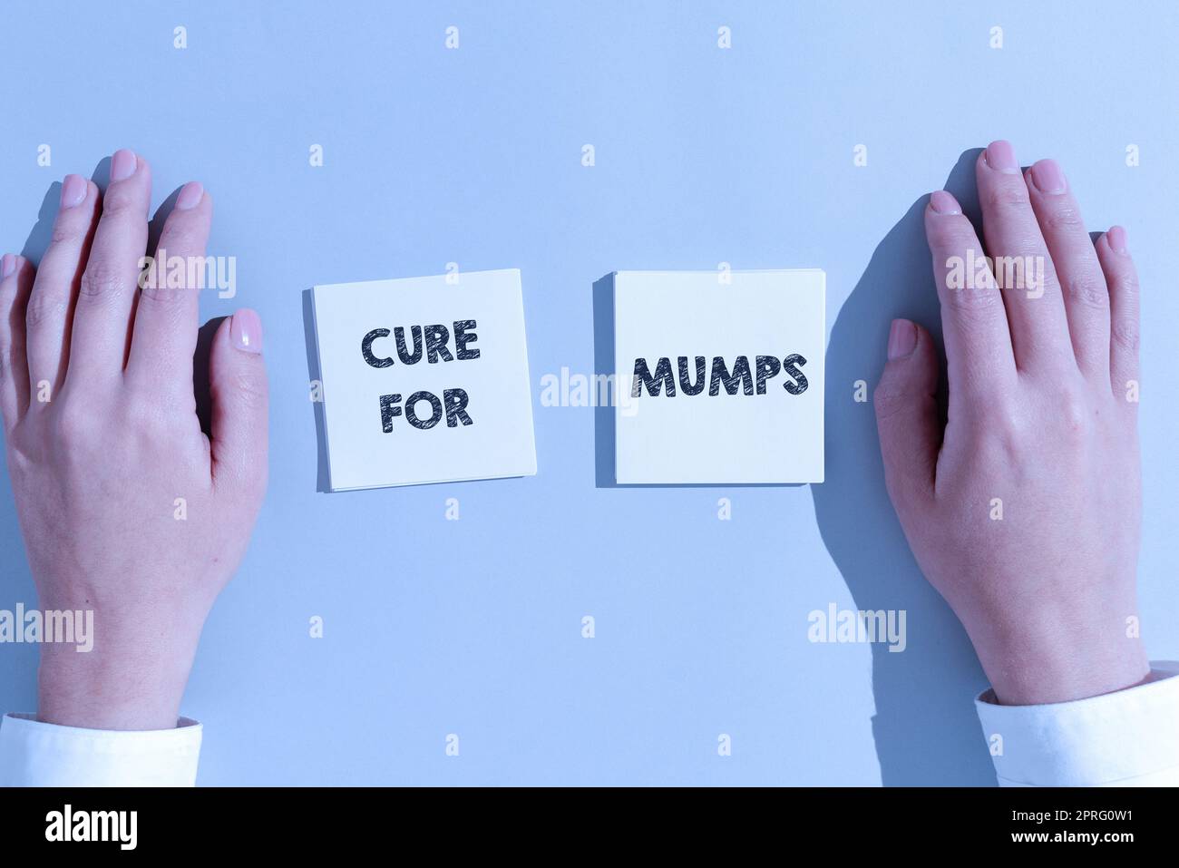 Textzeichen, das die Heilung für Mumps anzeigt. Internet-Konzept Medizinische Behandlung für ansteckende Infektionskrankheiten wichtige Botschaften geschrieben in Form von Wolken mit Pfeilen um. Stockfoto