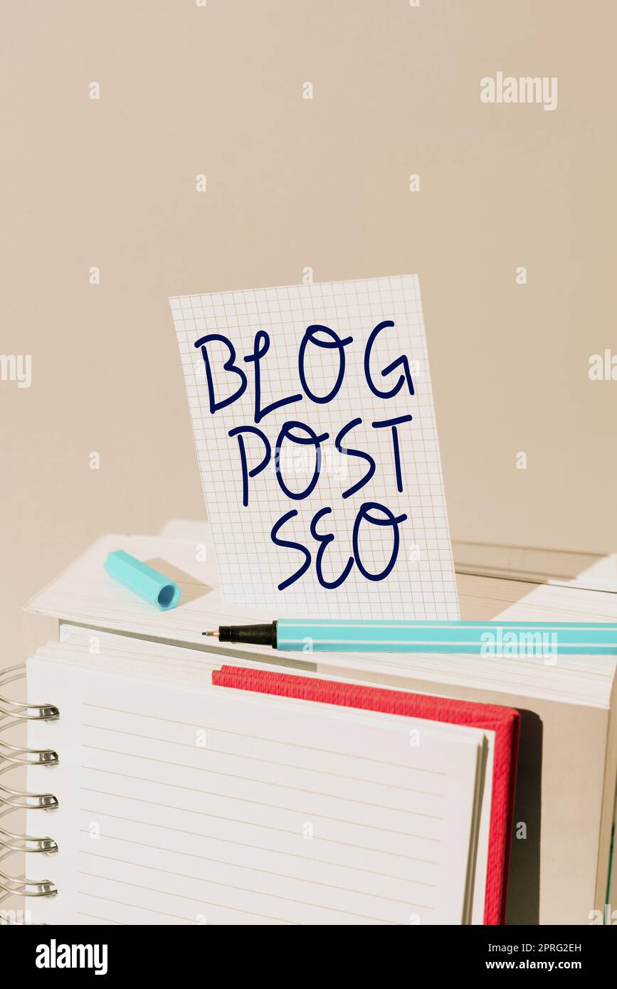 Schild mit Blog Post Seo. Wort geschrieben in Suchmaschinenoptimierung angewendet auf Blogging Social Network Rahmen dekoriert mit farbenfrohen Blumen und Laub harmonisch angeordnet. Stockfoto