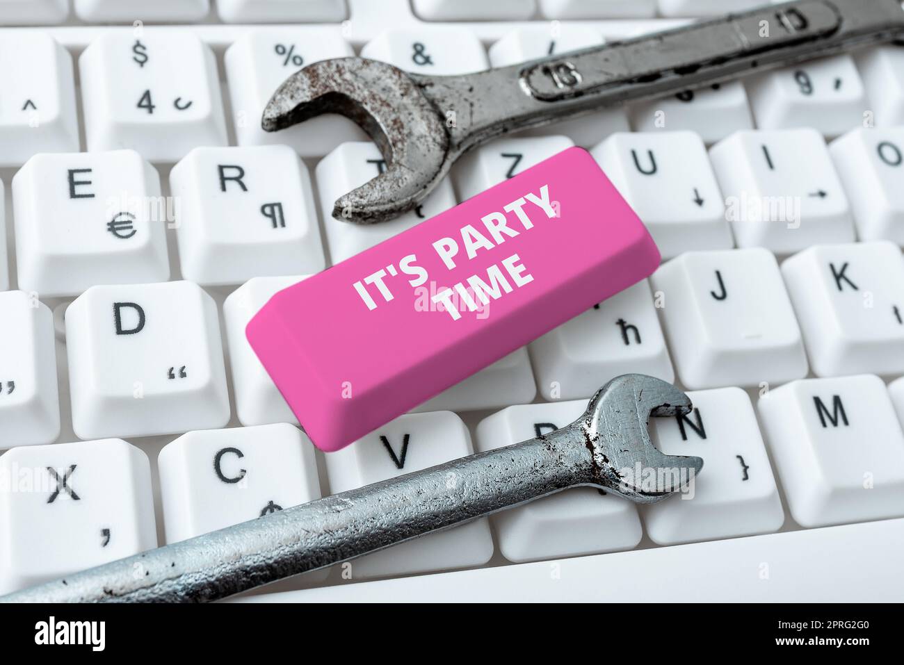 Textüberschrift Presenting IT S Party Time. Ein Wort für den richtigen Moment zum Feiern viel Spaß mit einer Disco zum Tanzen Think Bubbles für Chats und soziale Netzwerke. Stockfoto