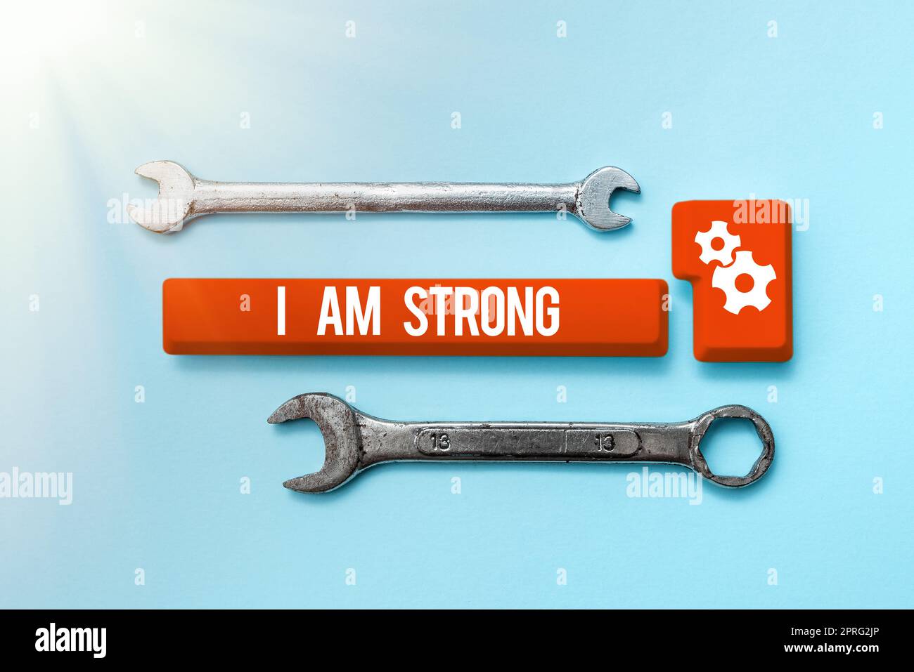 Schreiben und Text anzeigen Ich bin stark. Geschäftsansatz haben große Stärke gesund und leistungsstark alles erreichen Frau mit Laptop auf dem Schreibtisch zeigt wichtige Nachrichten mit einem Finger. Stockfoto