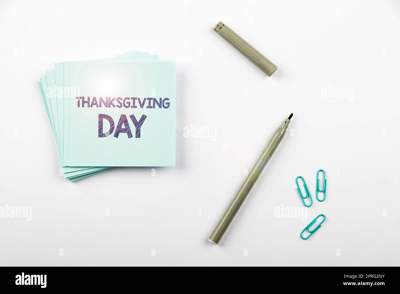 Textzeichen für Thanksgiving Day. Das Wort wurde geschrieben, um Dankbarkeit zu feiern, Dankbarkeit November Holiday Woman hält Stift und Glasbanner und wirbt für das Unternehmen. Stockfoto