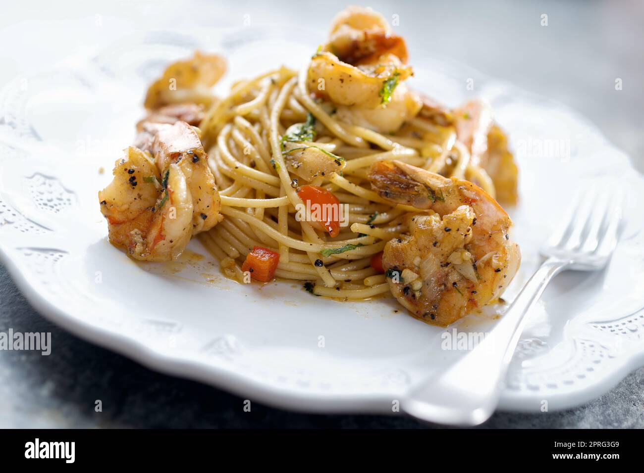 Nahaufnahme von italienischer scharfer Knoblauchgarnelen-Pasta Stockfoto